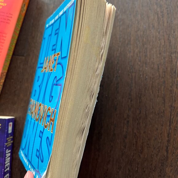 *SIGNED COPY* Janet Evanovich Lot Of 29 Stephanie Plum Books 1-25, plus 4 BONUS - Picture 3 of 3